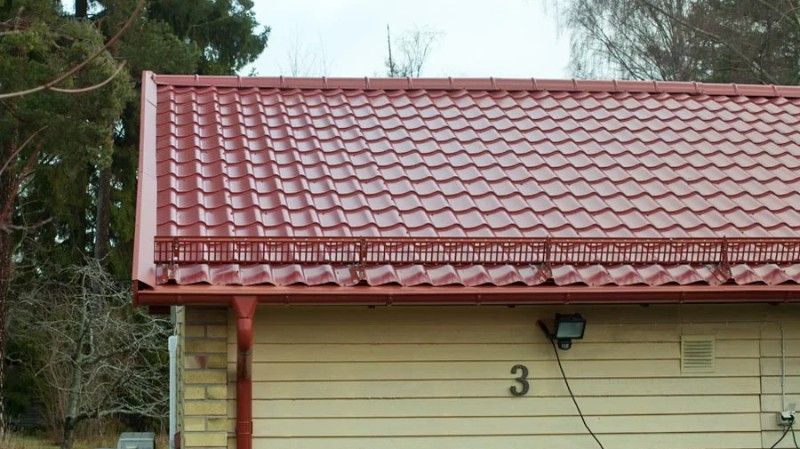 12. Nylagt aluminiumtak med taktegelutseende till villaagare.jpg