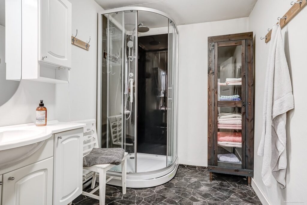 18. Renovering av badrum efter vattenla eckage.jpg